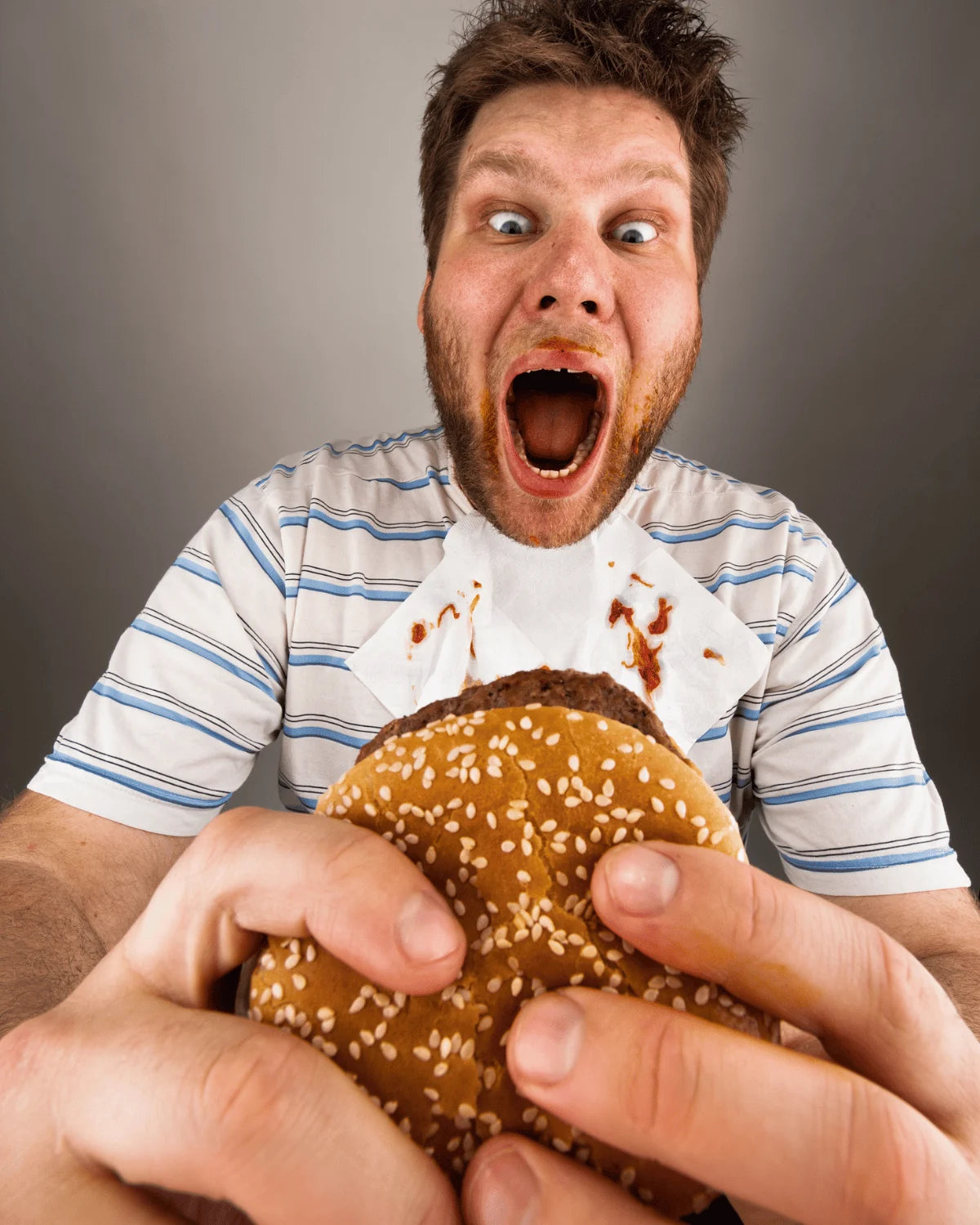 Homem a comer de forma descontrolada