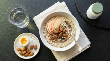 Refeição rica em proteína e fibra solúvel para controlo natural do apetite — ovos, aveia, amêndoas e água