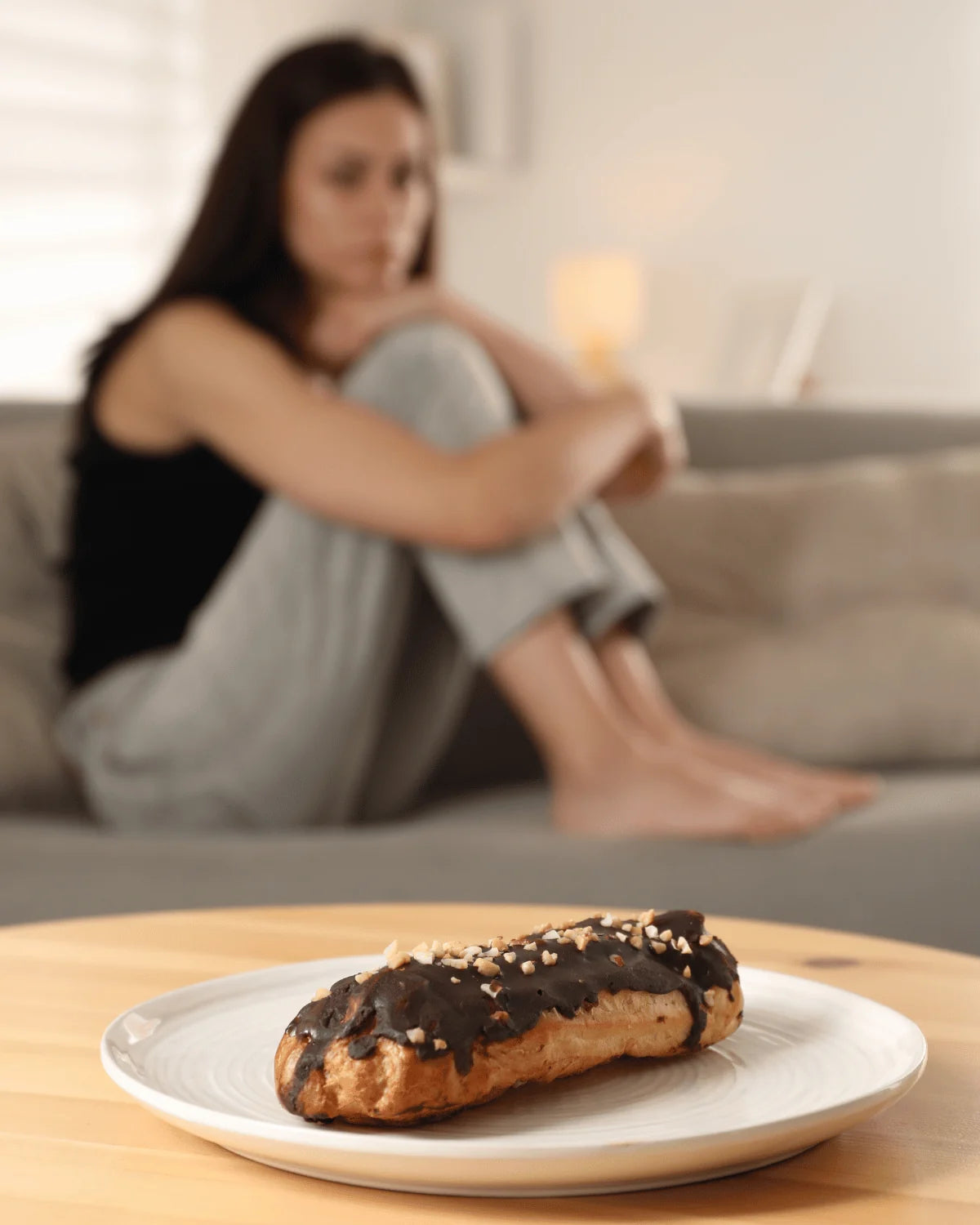 Mulher a resistir à vontade de comer um doce