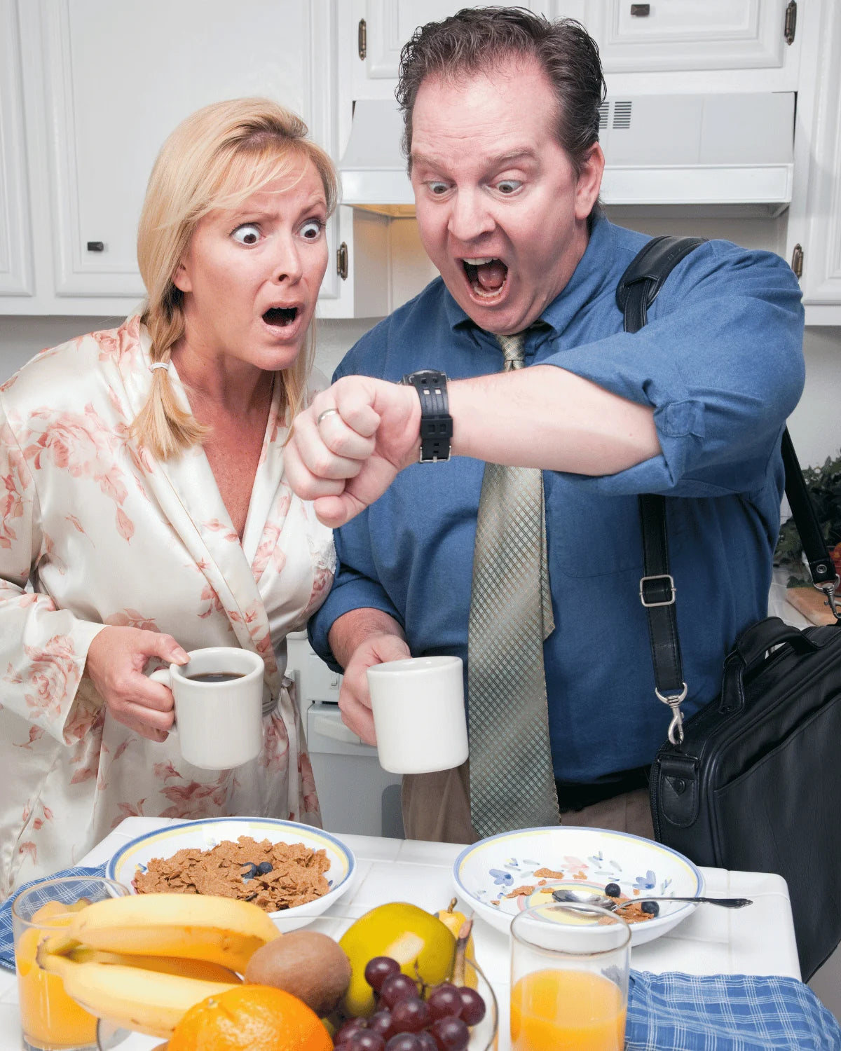 Casal com pressa ao pequeno-almoço